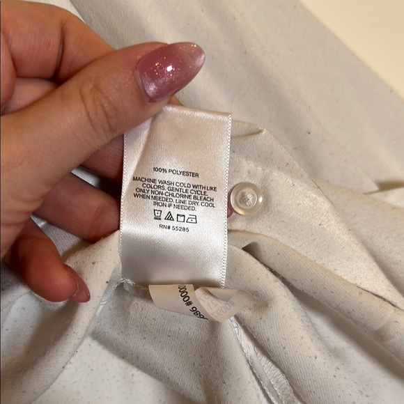 Elegant White Button-Up Blouse - Picture 4 of 4